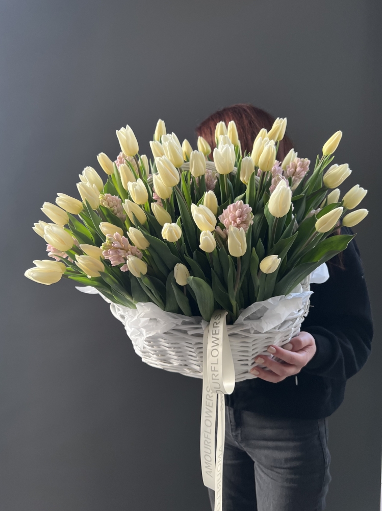 Корзина тюльпаны и гиацинты  ― Amourflowers