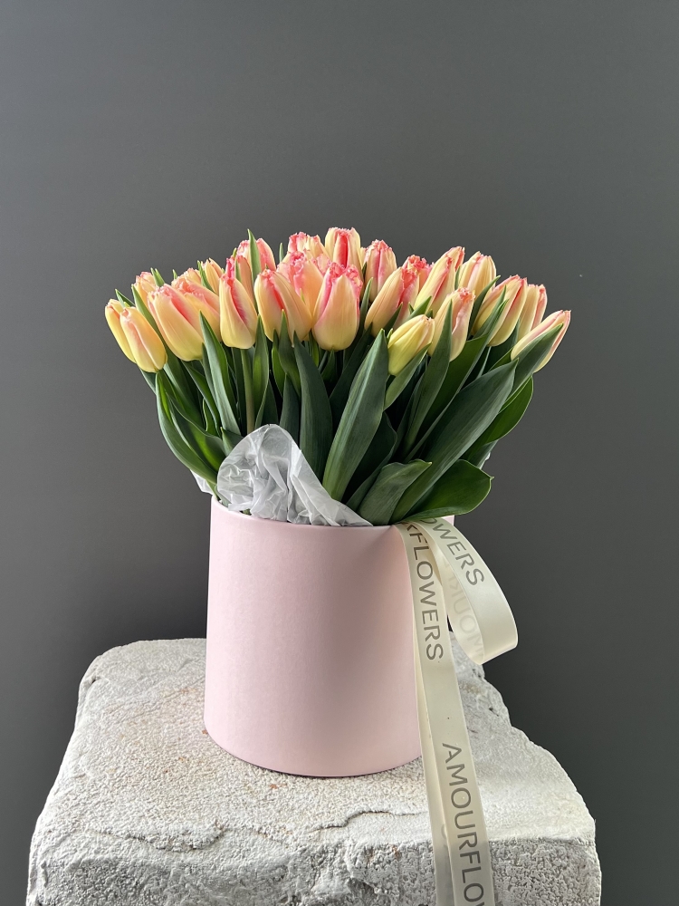 Тюльпаны Линжери в шляпной коробке 55шт ― Amourflowers