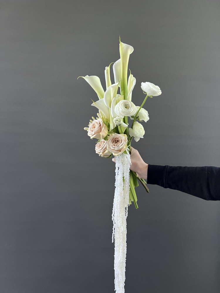 Букет невесты вертикальная форма ― Amourflowers