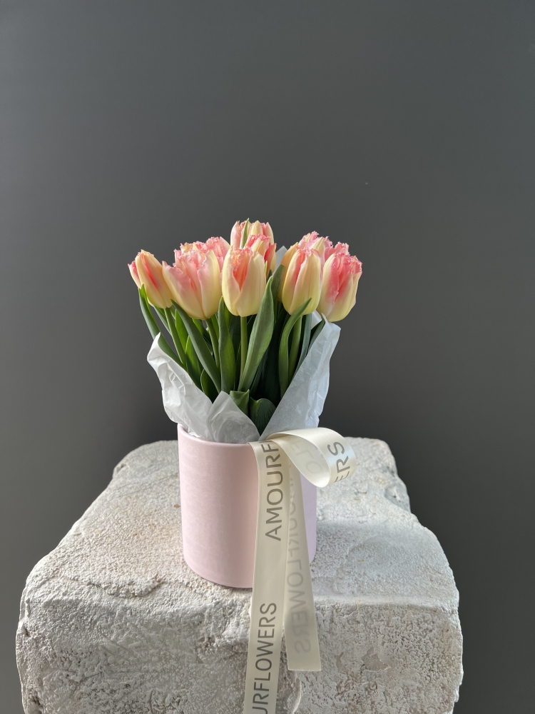 Тюльпаны Линжери в шляпной коробке 15шт  ― Amourflowers