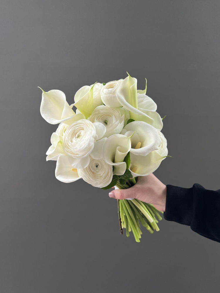 Букет невесты из ранункулюсов и калл ― Amourflowers