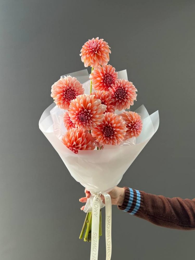 Букет «Коралловые георгины» — купить с доставкой в Симферополе | AmourFlowers